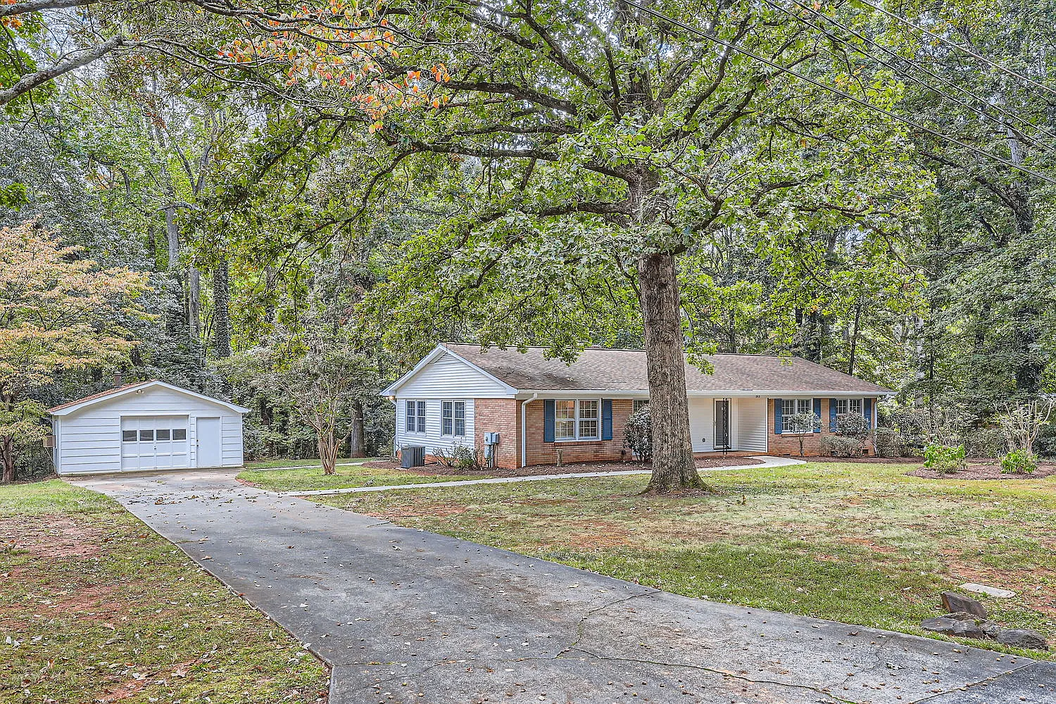 203 Nottingham Dr — Photo 2