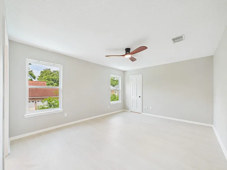 702 Daria Ct — Photo 32