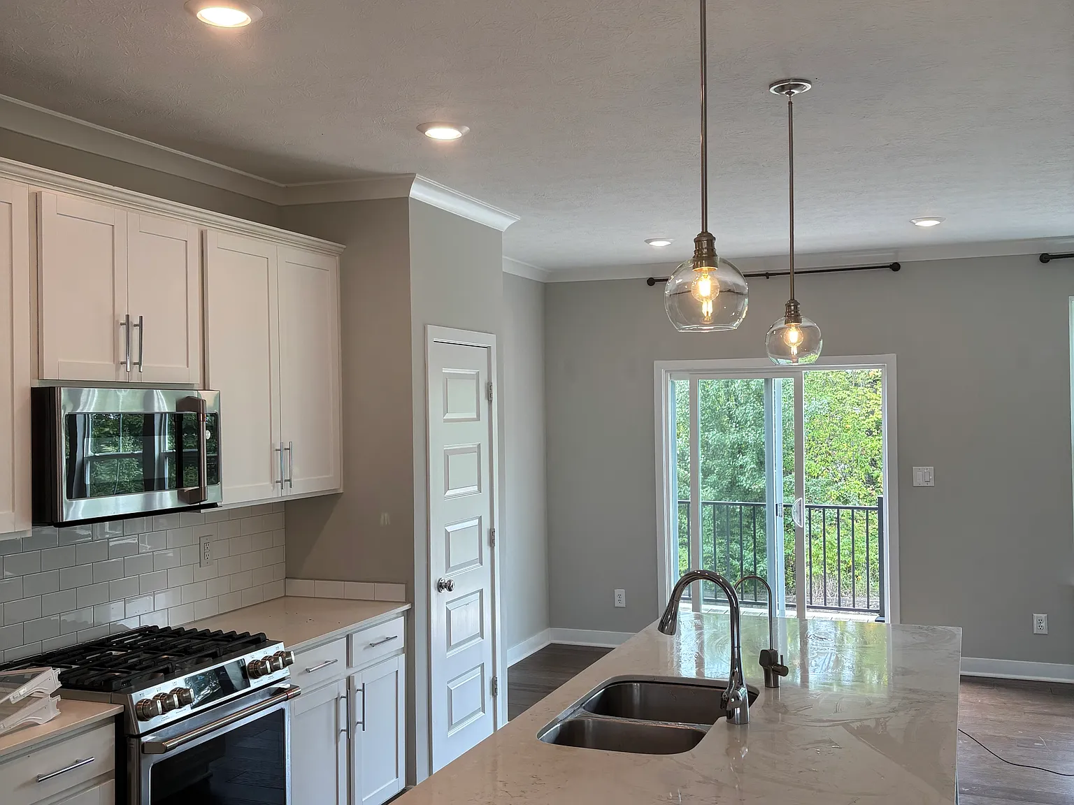 3 bed, 2162 sqft, $3,000 — Photo 2