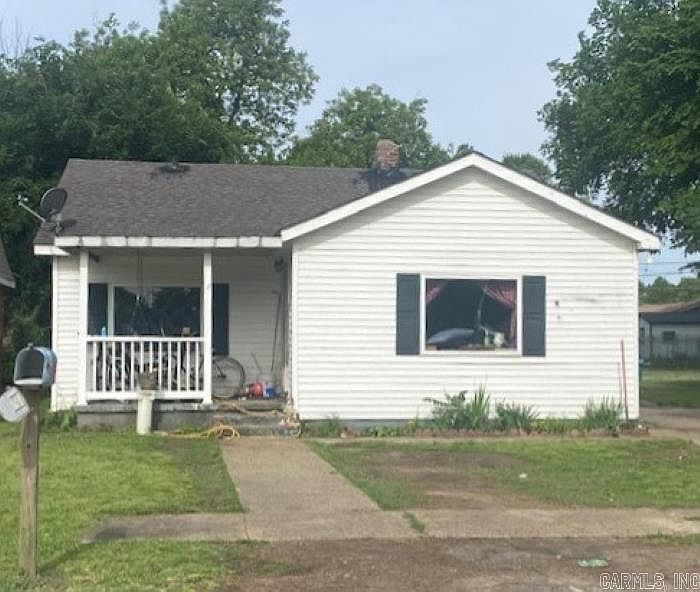 2nd image of 940 Grand Ave