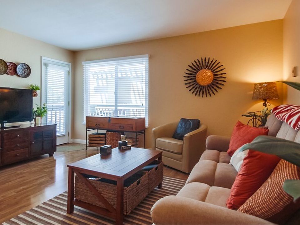 Living room (door to deck)
