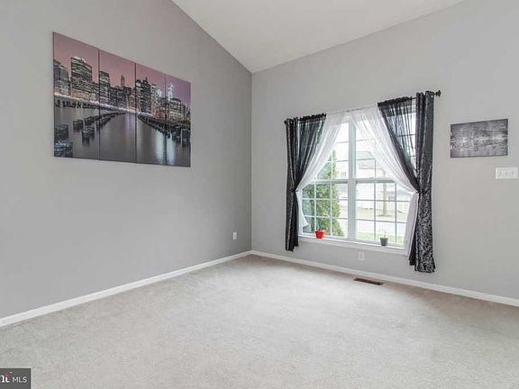 5th image of 42 N Danbury Cir