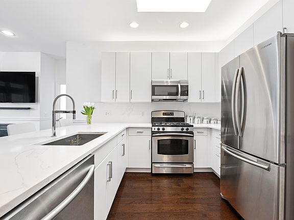 5th image of 1301 Adams St APT 601
