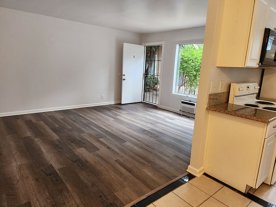 Entry/Livingroom