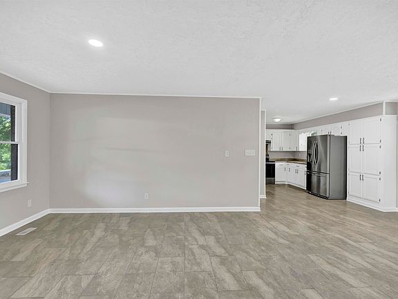 4th image of 600 W 62nd St