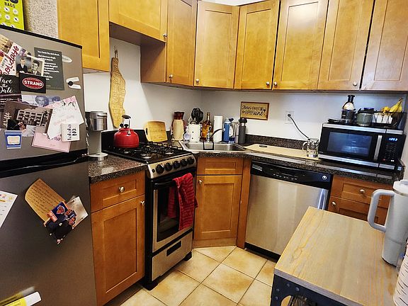 3rd image of 146 W 75th St APT 3A