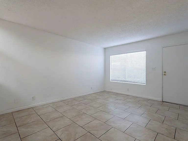 1722 E University Ave #7 — Photo 3