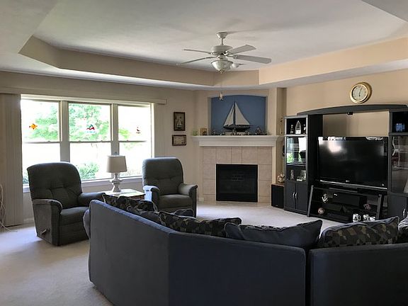Family Room w/gas fireplace