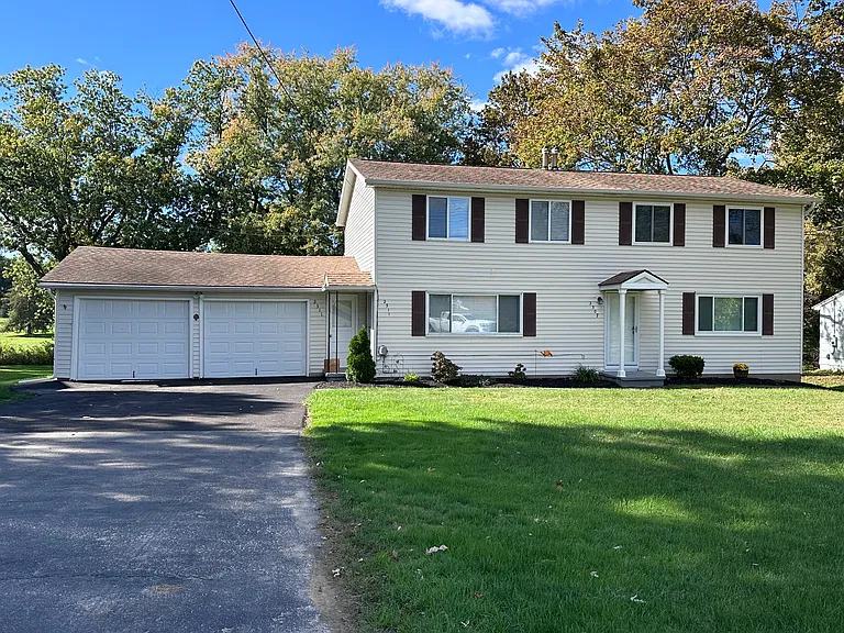 Divided garage and the right garage door is available to you.