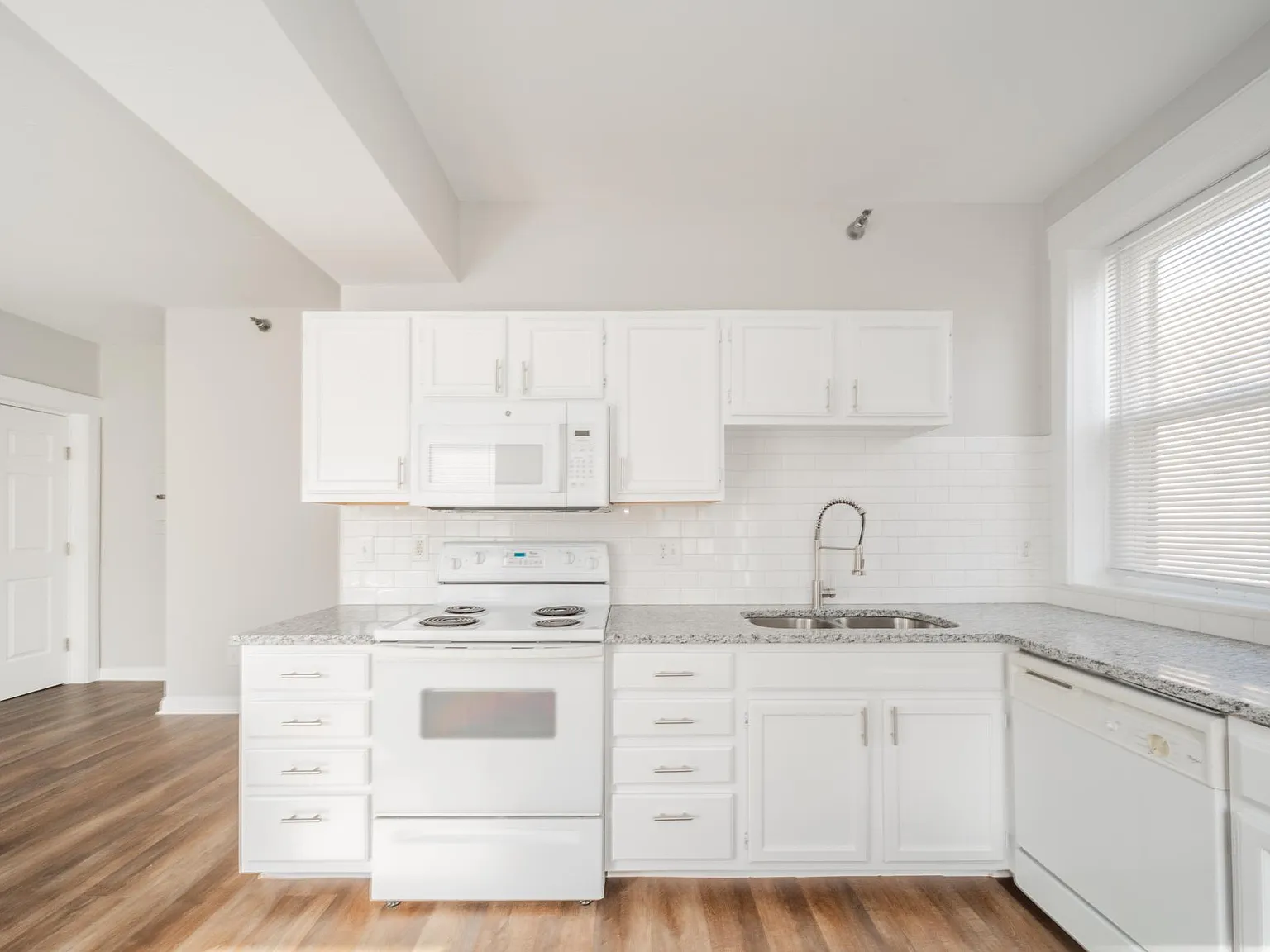 2 bed, 760 sqft, $1,434 — Photo 3