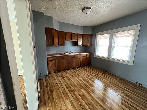 4th image of 11108 Dove Ave