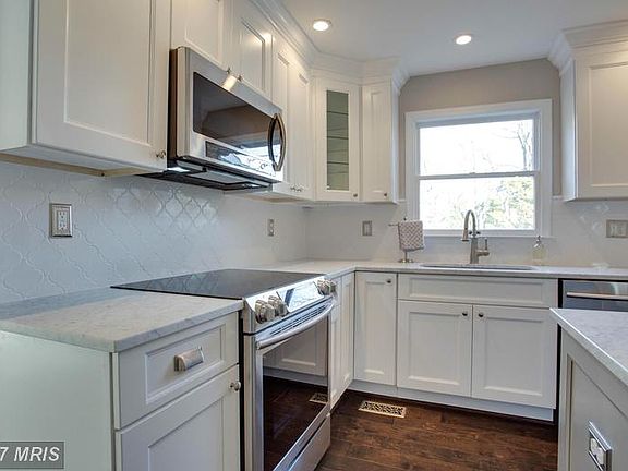 5th image of 582 Eason Dr