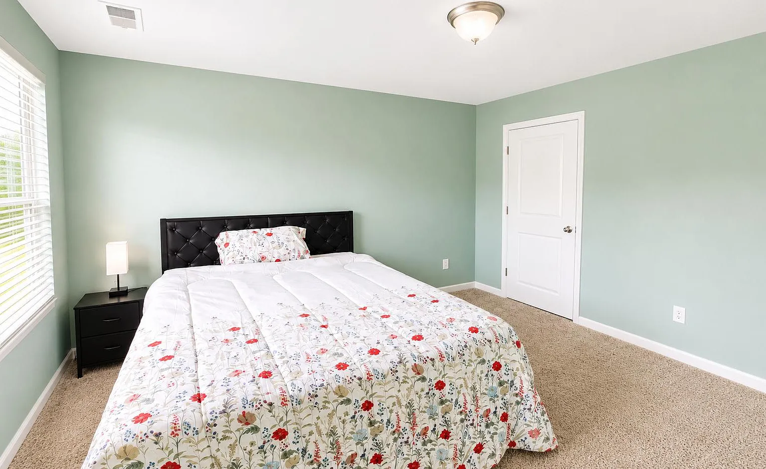 4 bed, 3.0 bath, 2626 sqft, $1,048 — Photo 1