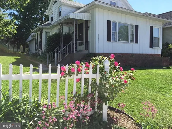 28 W Maple St, Dallastown, PA 17313