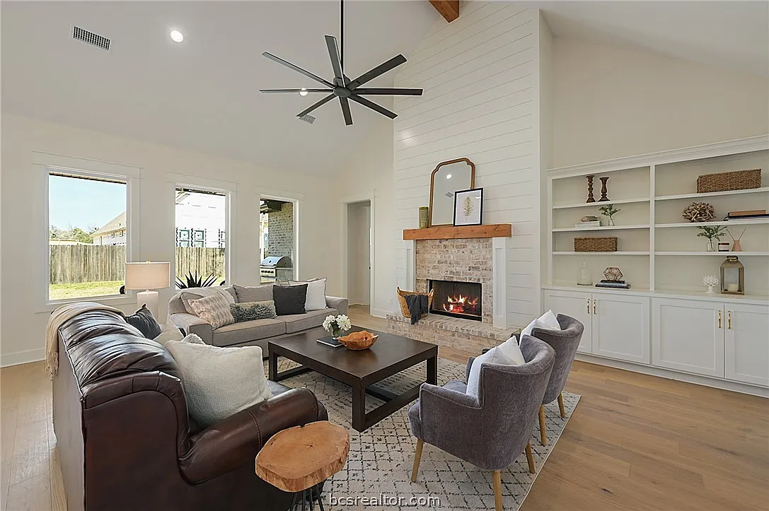 4 bed, 4.5 bath, 3767 sqft, $5,750 — Photo 4
