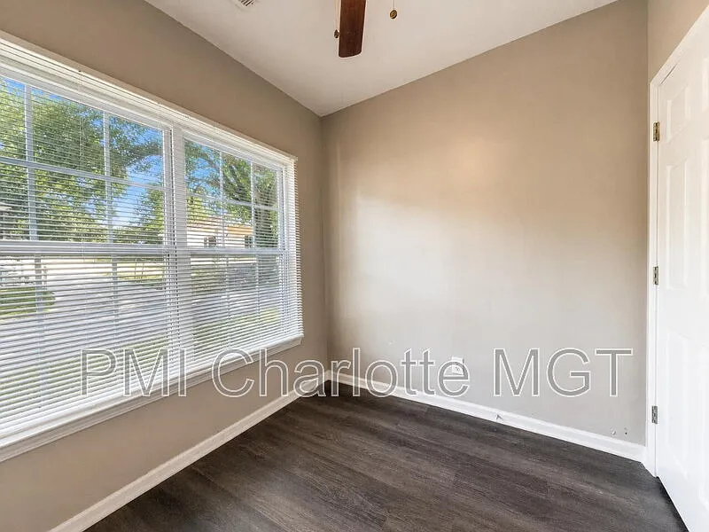 2 bed, 1.0 bath, 809 sqft, $1,200 — Photo 2