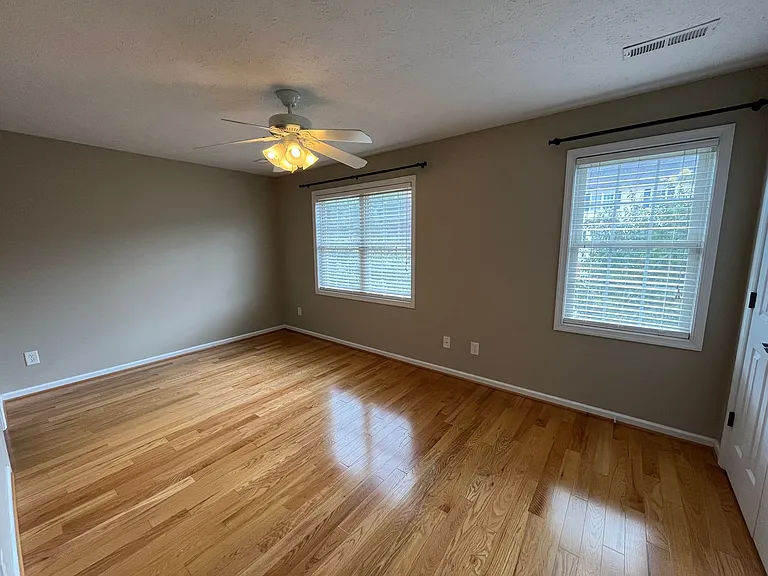 696 Wyndhurst Dr — Photo 25