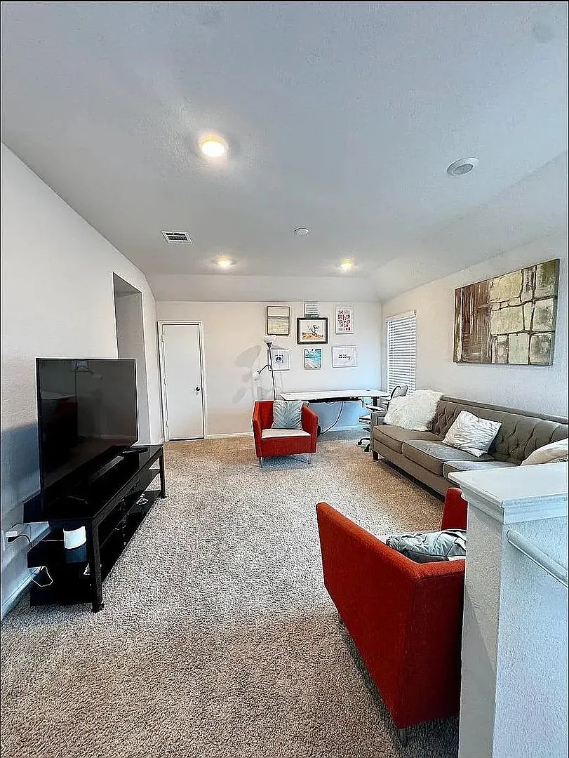 Room in 4 Bedroom Home in Georgetown — Photo 4