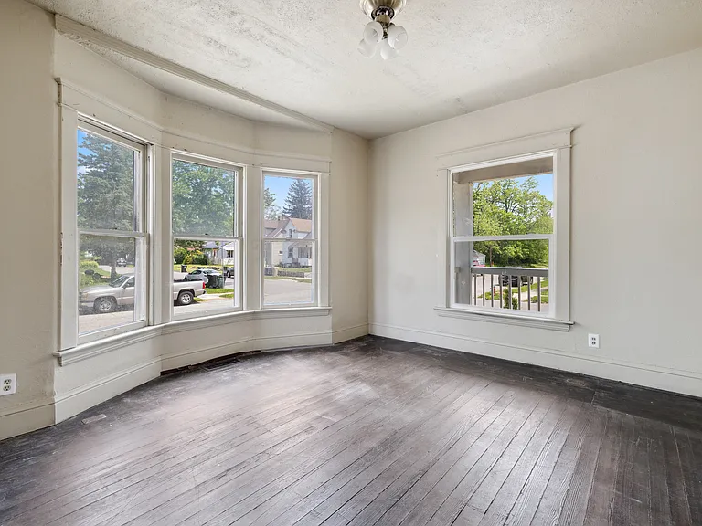 135 E Bowman St — Photo 4
