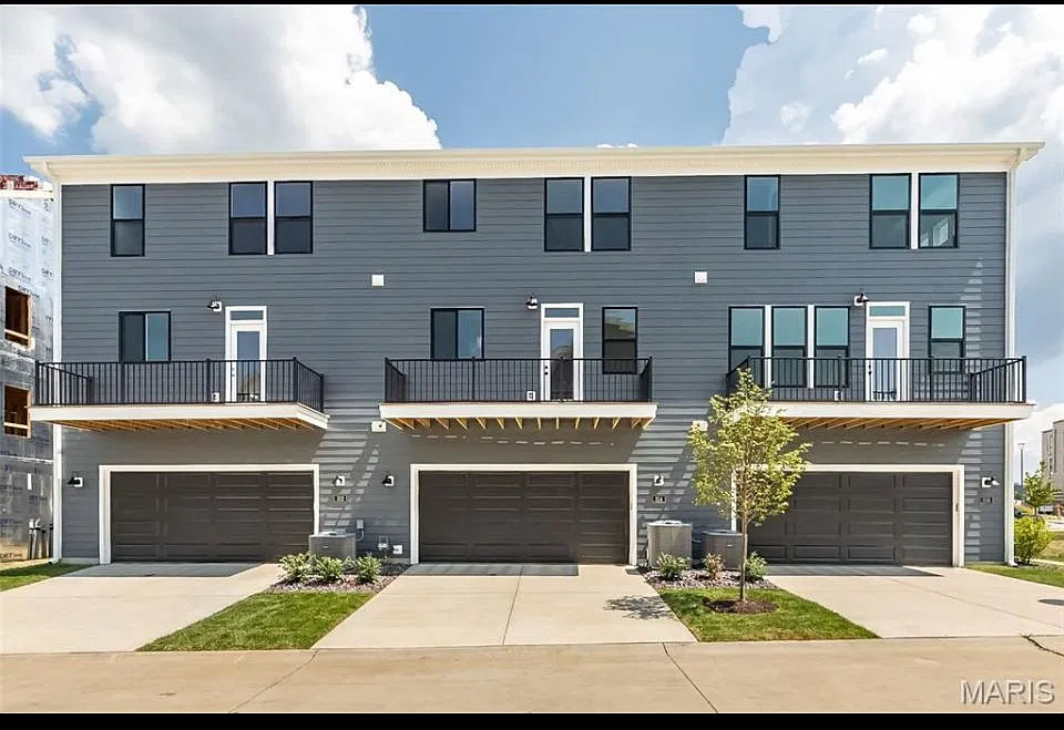 3 bed, 3.5 bath, 2400 sqft, $4,400 — Photo 1