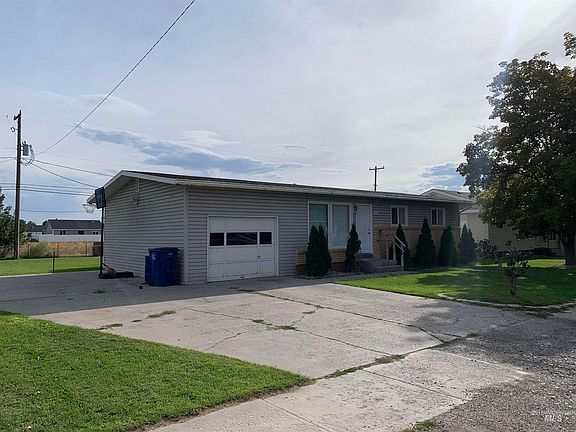 2nd image of 917 15th Dr