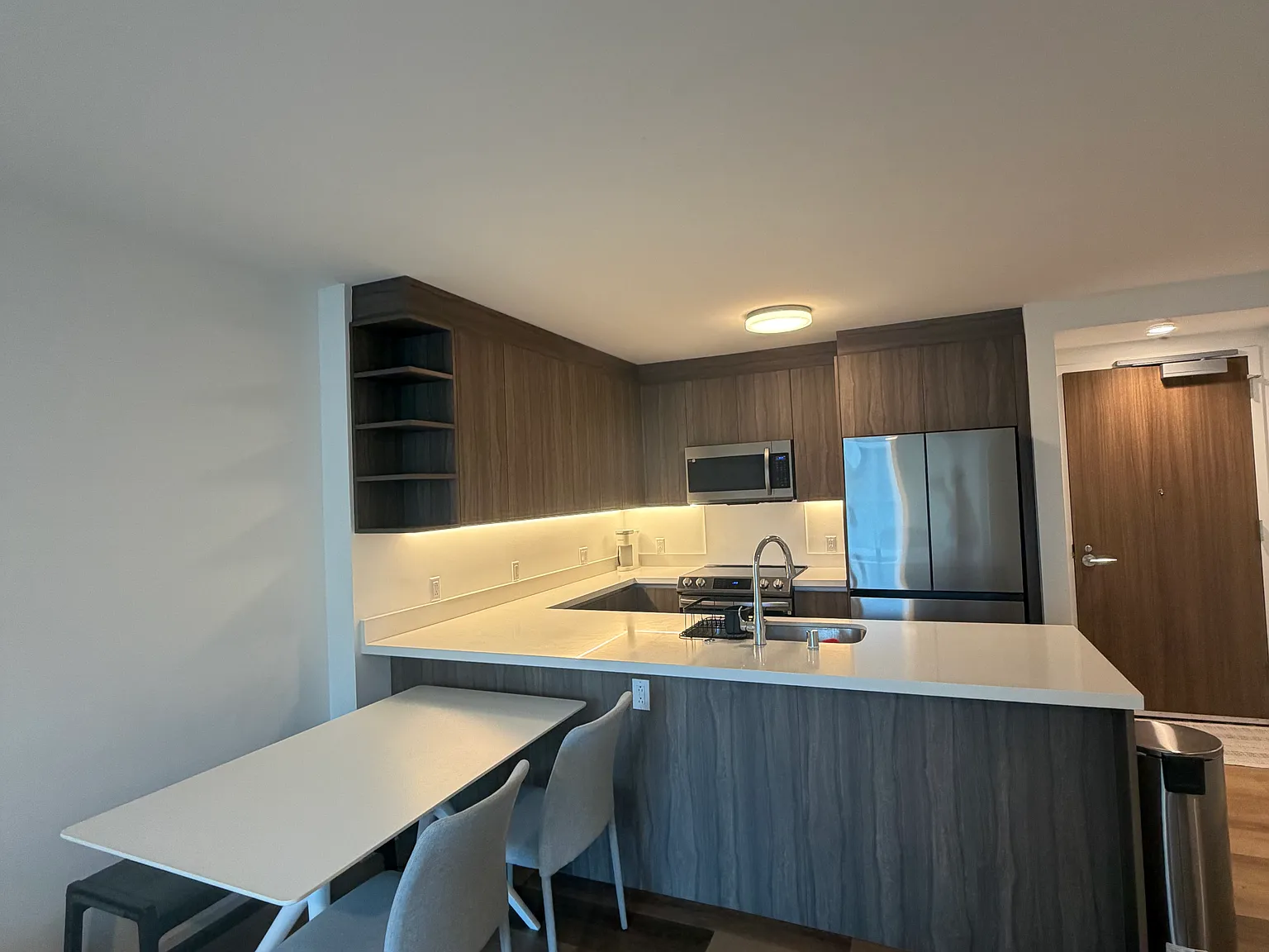 2 bed, 942 sqft, $4,700 — Photo 3