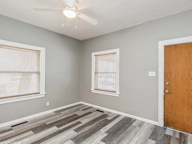 124 N Franklin Ave — Photo 3