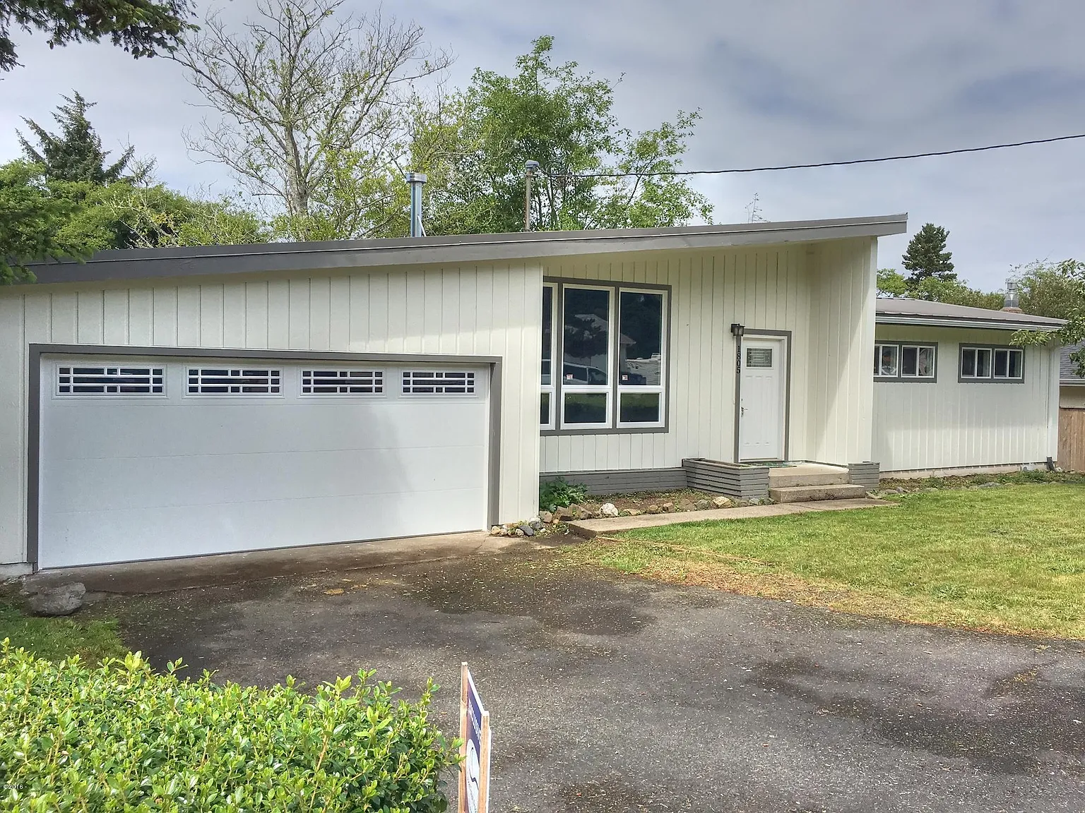 1805 NE Crestview Pl photo 1