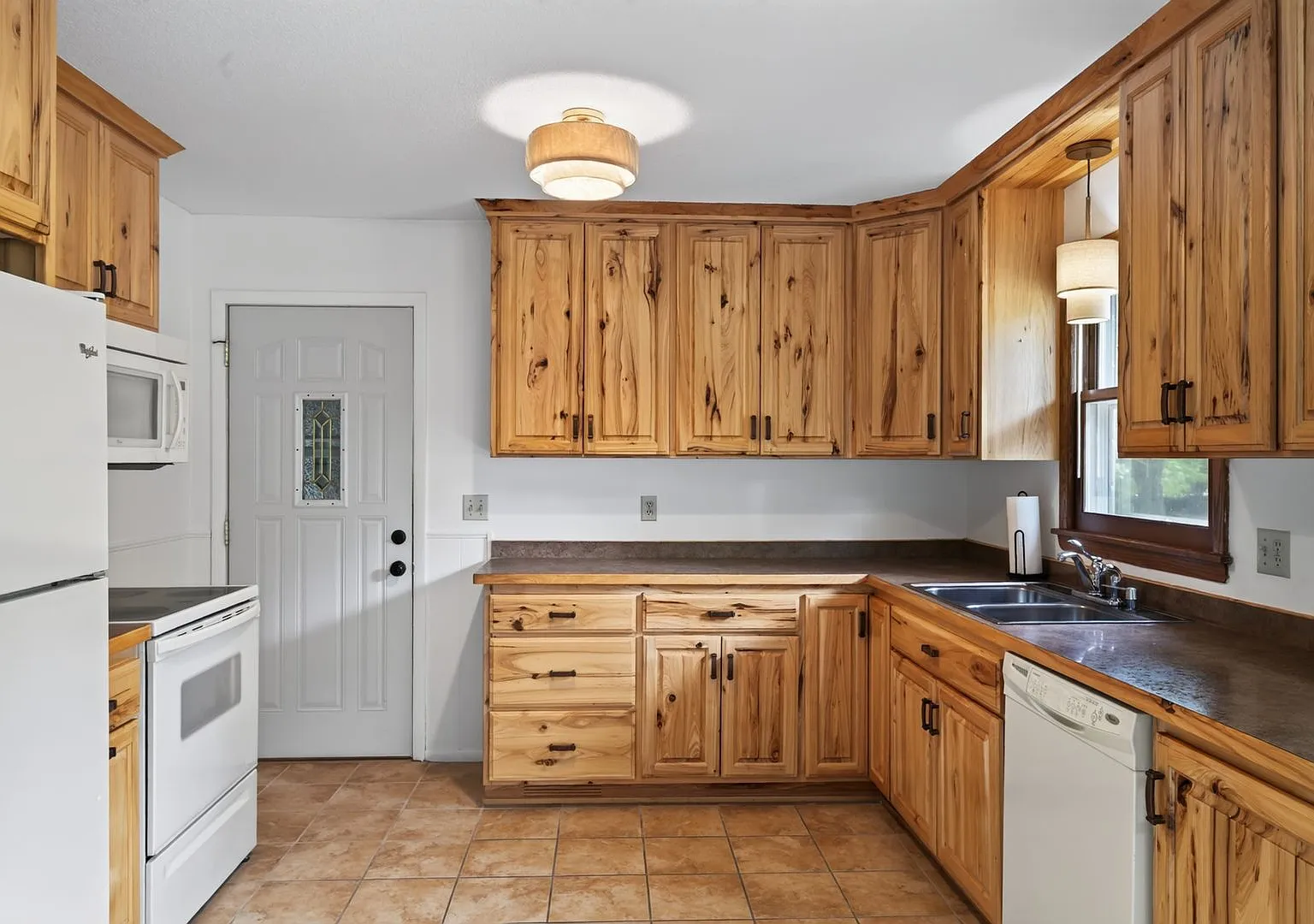 4-bedroom, 2-bathroom rambler nestled in the neighborhood of Baxter. — Photo 2
