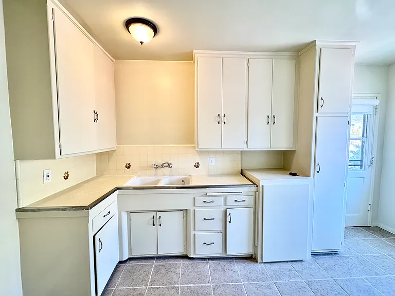 129 N Jackson St #A — Photo 4