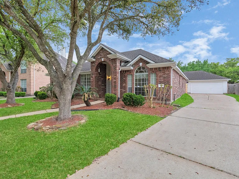 1915 Crescent Oak Dr — Photo 3