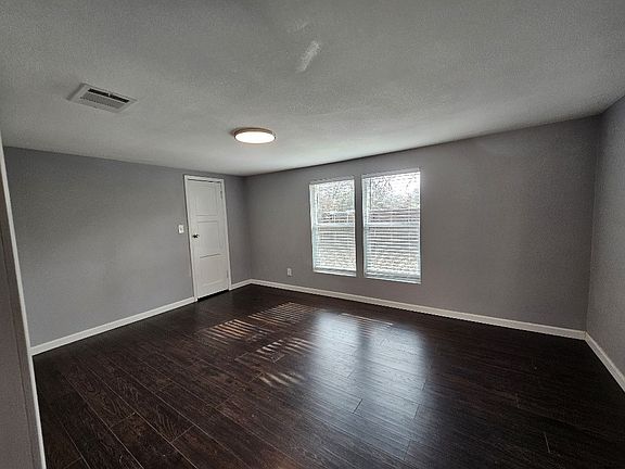 3rd image of 207 Pine St