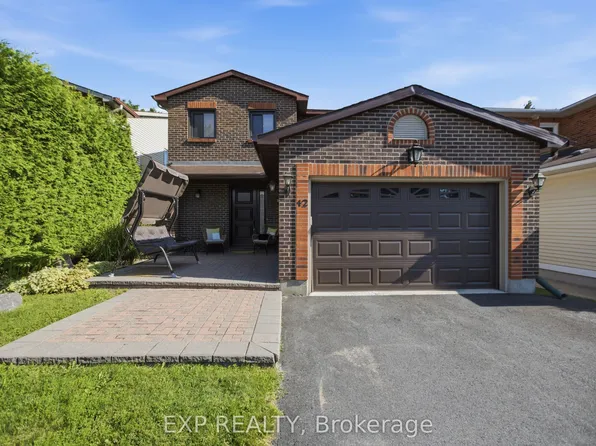 42 Valley Ridge St, Ottawa, ON K2E 7W2
