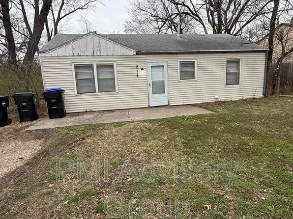 218 SE Pinecrest Dr, Topeka, KS 66605