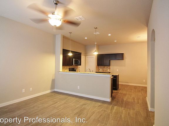 3rd image of 525 Creekside Frst