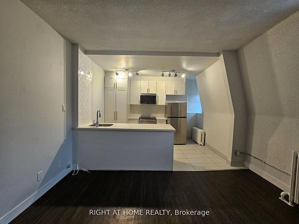 Building Photo - 72 Wellesley St E #203