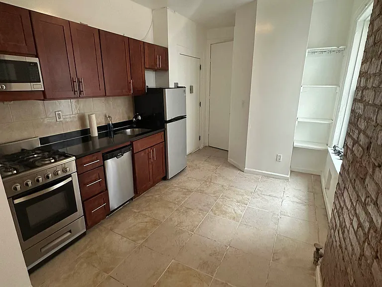 364 S 1st St #17 — Photo 4