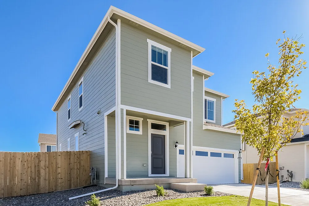 5 bed, 2.5 bath, 2200 sqft, $3,150 — Photo 4