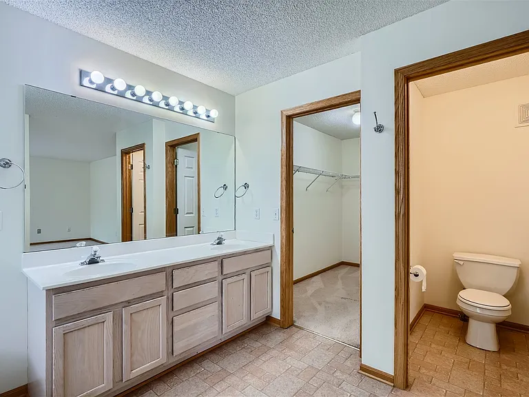 Primary en suite bathroom