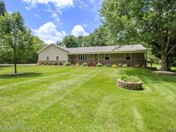 7400 Nicole Ln, Pinckney, MI 48169