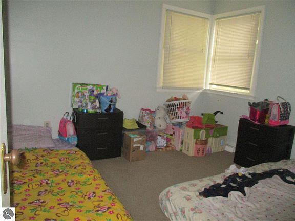 5th image of 325 Wright St