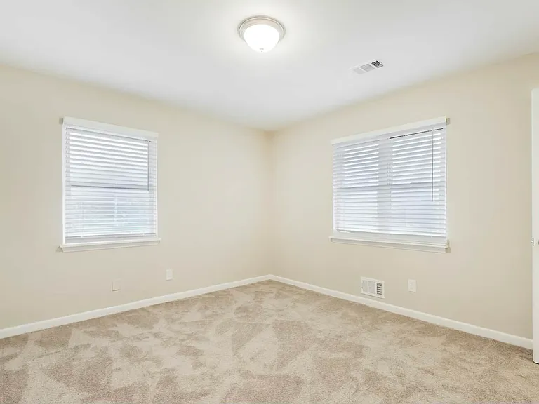 2237 Shamrock Dr — Photo 7