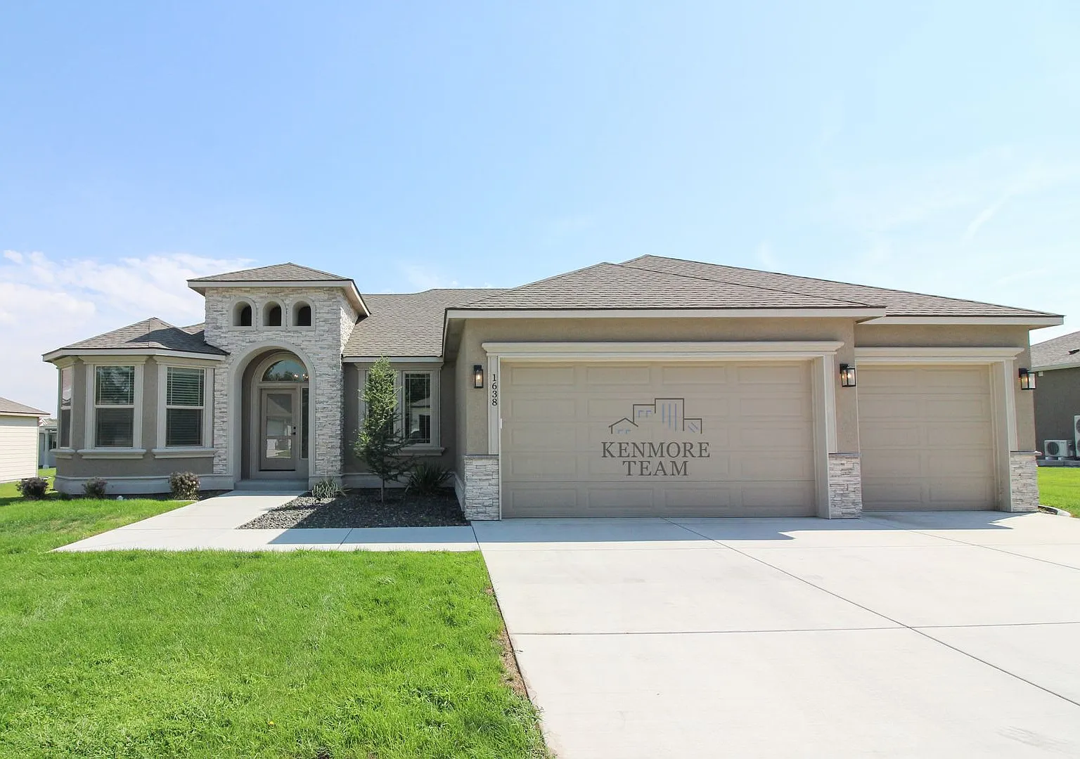 3 Bedroom, 2 Bath Home in Richland — Photo 1