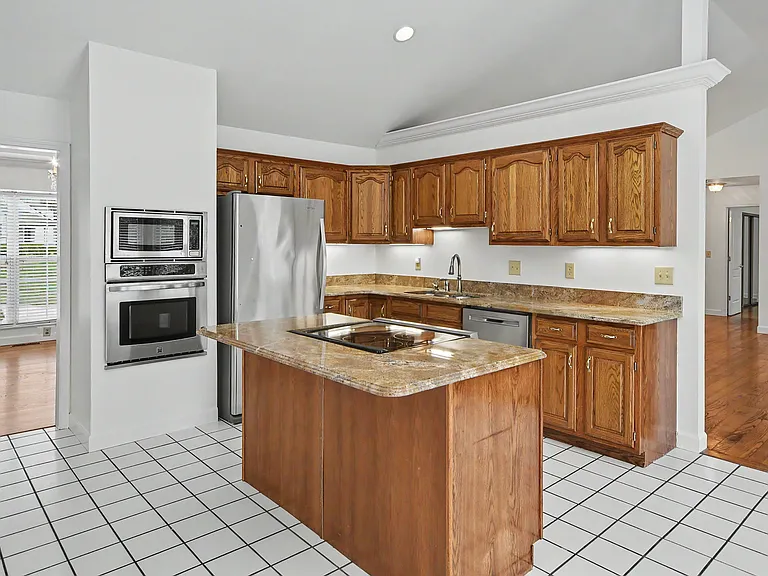 102 Lexington Ln — Photo 9