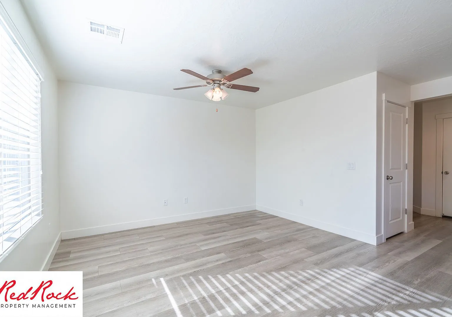 Gorgeous 4 Bedroom Desert Bluff Townhome! — Photo 2