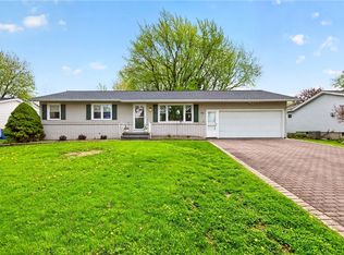 98 Kinmont Dr, Rochester, NY 14612