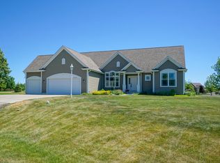W349N5830 Sunflower Ct, Oconomowoc, WI