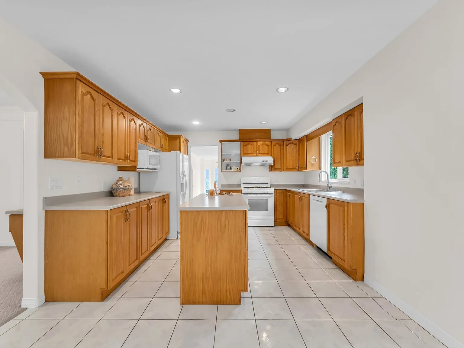 4 bed, 2600 sqft, $3,800 — Photo 3