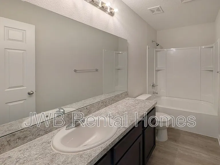 1252 Mull St — Photo 10
