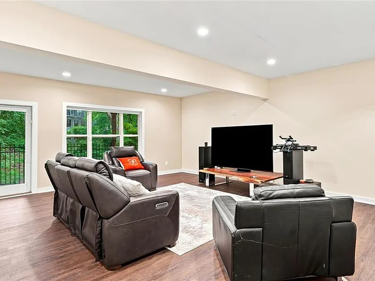 826 Canterbury Overlook NE — Photo 18